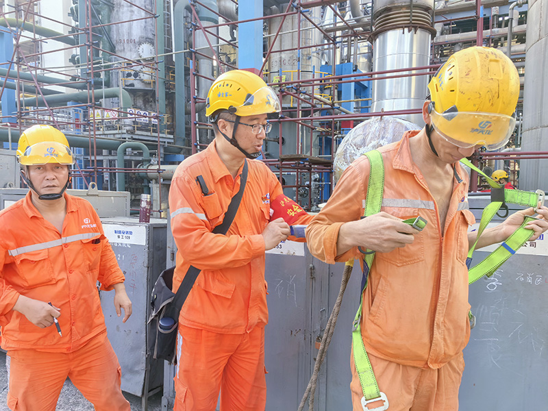 弘旭公司開展瀘天化硝區(qū)大修現(xiàn)場安全帽、安全帶、安全網(wǎng) 使用情況檢查(圖1)