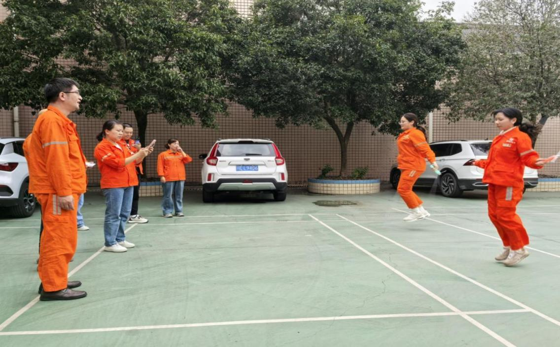 光芒四射，繩彩飛揚(yáng) ——弘旭公司工會(huì)開展秋季跳繩活動(dòng)(圖1)