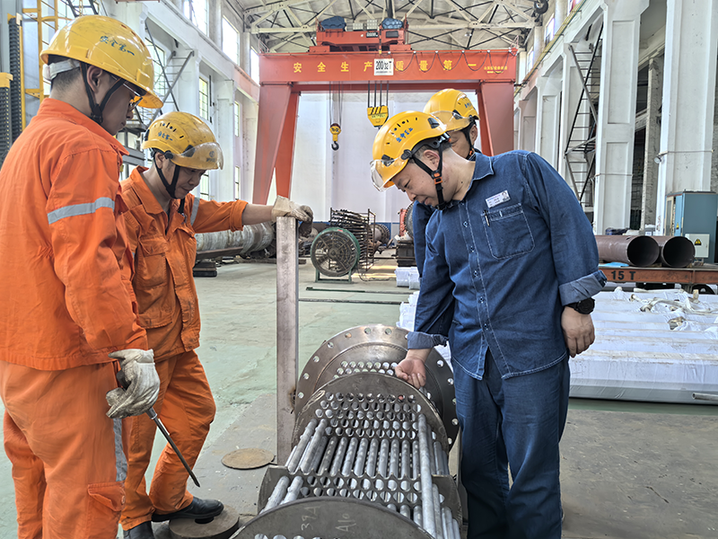 弘旭公司總經(jīng)理劉小東帶隊督導設(shè)備制造安全生產(chǎn)專項檢查(圖2)