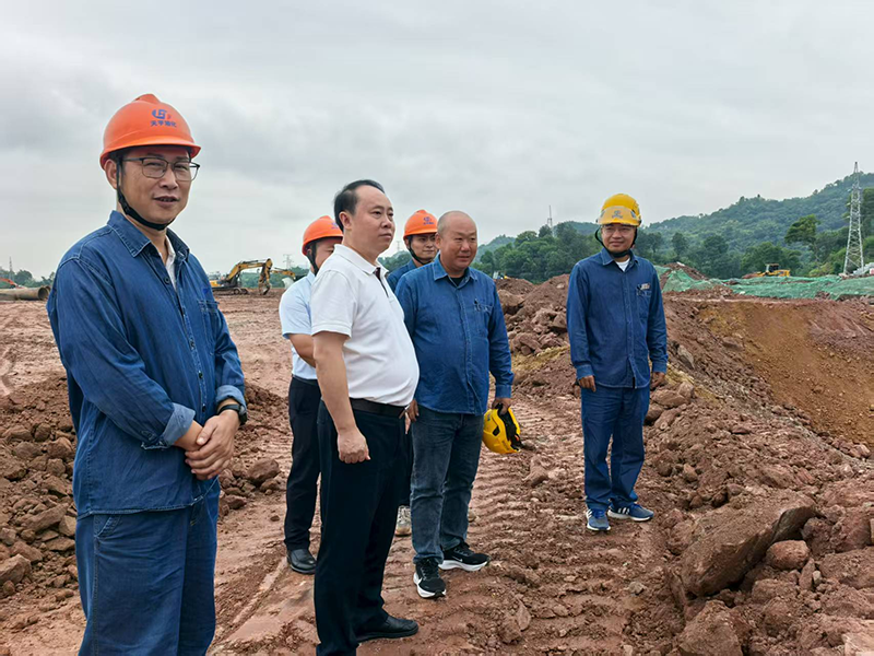 廖廷君到弘旭公司箱涵項(xiàng)目部現(xiàn)場調(diào)研指導(dǎo)工作(圖1)