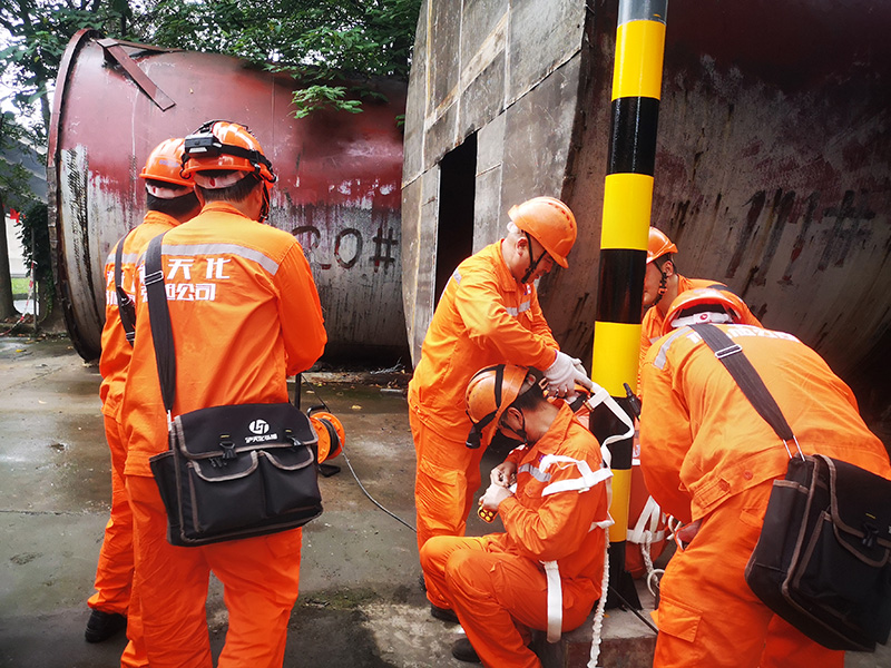 弘旭公司進行受限空間現(xiàn)場應急處置演練(圖2)