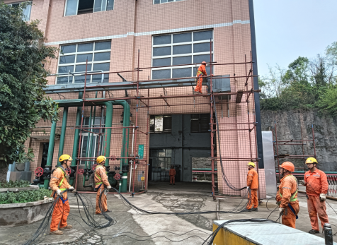 硝區(qū)大修進行時，弘旭隊伍亮旗幟